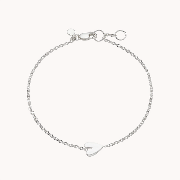 A delicate silver chain bracelet with a small heart-shaped charm. The lovely heart bracelet silver - sterling silver by bluboho features a clasp closure with adjustable loops for size adjustment. The overall design is simple and elegant, suitable for everyday wear or special occasions.