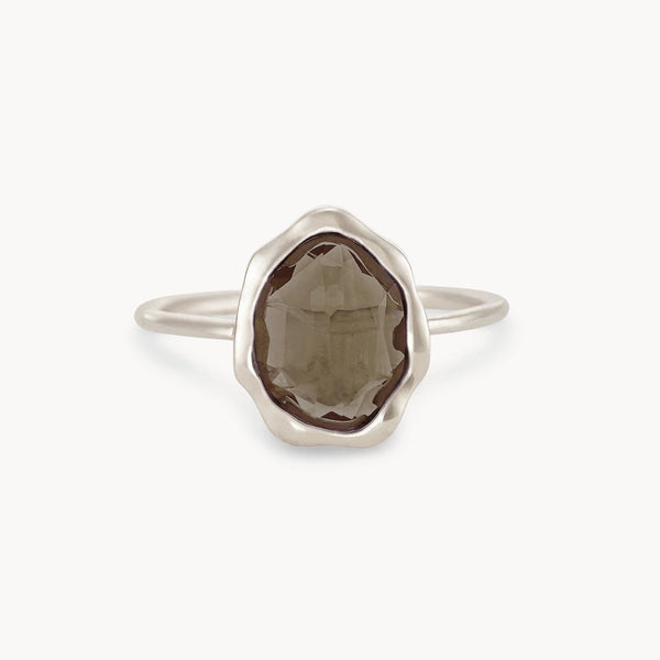 The bluboho smoky quartz mood ring silver features a polished, faceted smoky quartz gemstone set in a wavy-edged band made of sterling silver. The dark brown hue of the stone stands out brilliantly against the smooth finish of the band.